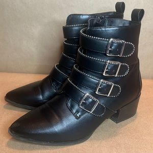 Ankle Boot. Black. Size 9W